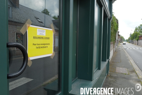 Fermeture des commerces de proximité en province