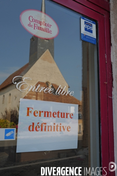Fermeture des commerces de proximité en province