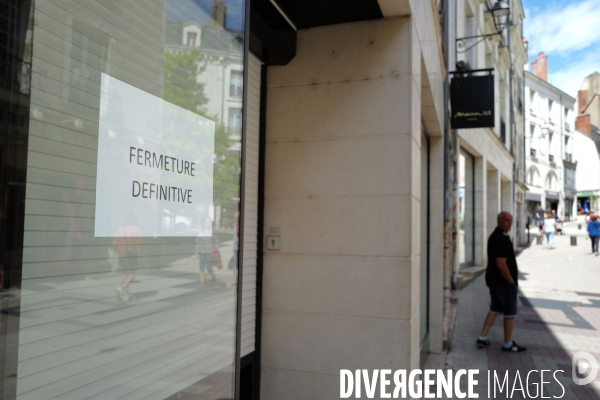 Fermeture des commerces de proximité en province