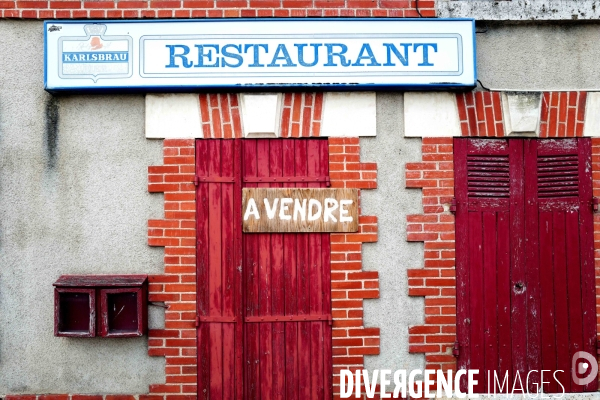 Fermeture des commerces de proximité en province