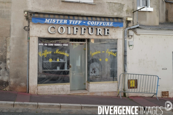 Fermeture des commerces de proximité en province