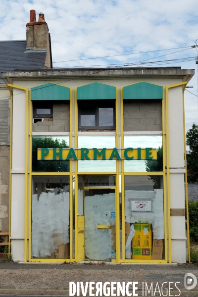 Fermeture des commerces de proximité en province