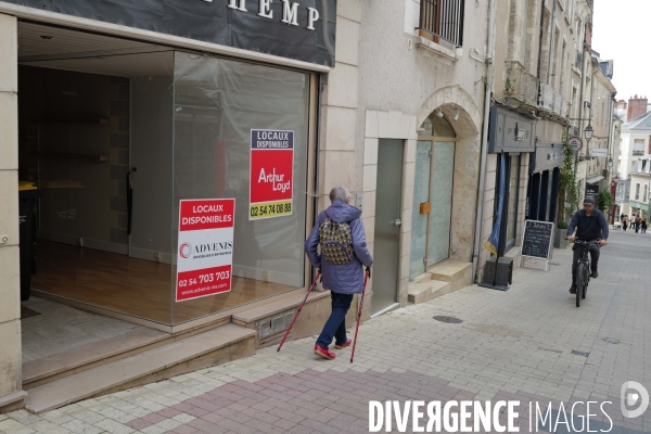 Fermeture des commerces de proximité en province