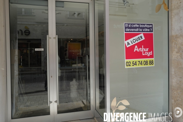 Fermeture des commerces de proximité en province