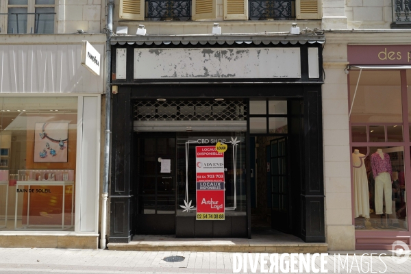 Fermeture des commerces de proximité en province
