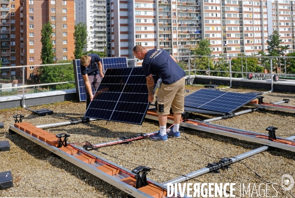 Premiére centrale du programme parisien Energieculteurs sur le toit d une ecole