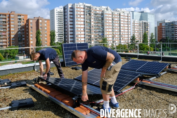 Premiére centrale du programme parisien Energieculteurs sur le toit d une ecole