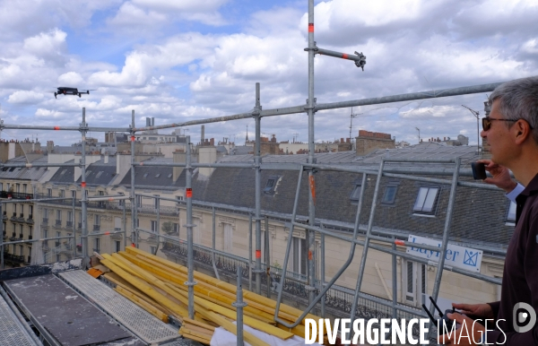 Un drone filme un chantier de couverture zinc d un immeuble parisien