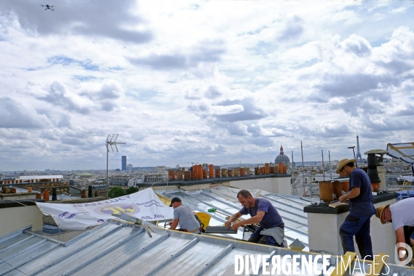 Un drone filme un chantier de couverture zinc d un immeuble parisien