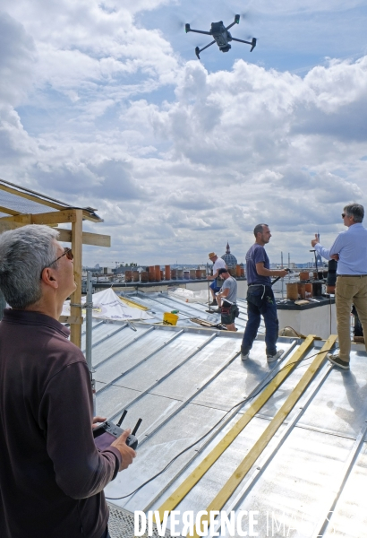Un drone filme un chantier de couverture zinc d un immeuble parisien