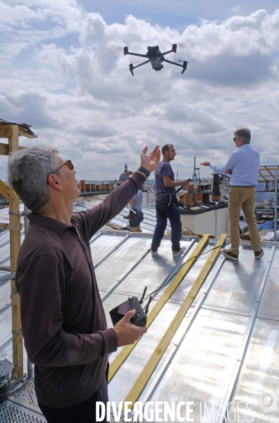 Un drone filme un chantier de couverture zinc d un immeuble parisien