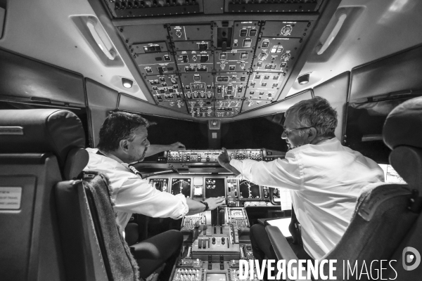 Pilotes de ligne dans un cockpit boeing 777-300