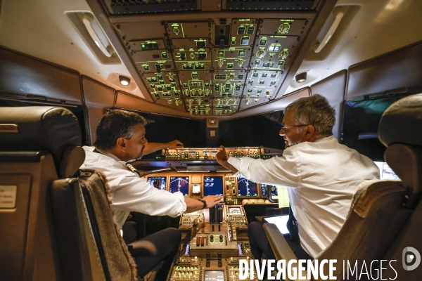 Pilotes de ligne dans un cockpit boeing 777-300