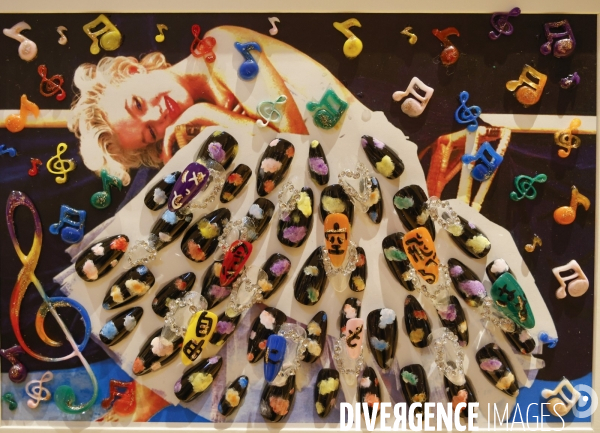 Natsuki expose ses marylin monroe avec ongles