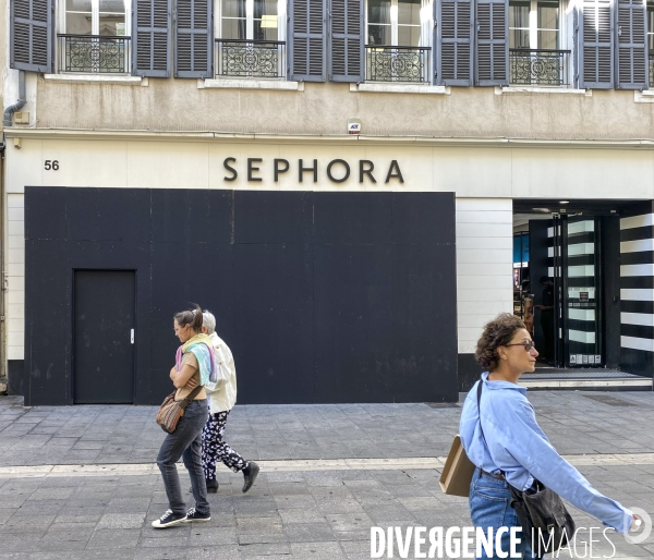 Marseille, remise en état des commerces après émeute