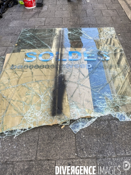 Marseille, remise en état des commerces après émeute