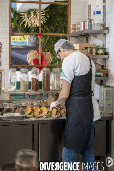 La Gare de Niolon transformée en un café-restaurant et une auberge tenus par des jeunes en situation de handicap.