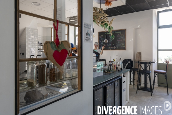 La Gare de Niolon transformée en un café-restaurant et une auberge tenus par des jeunes en situation de handicap.