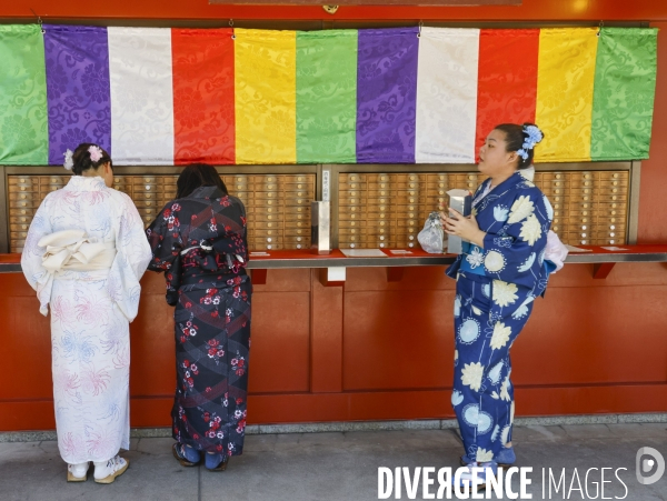 Les femmes aux kimonos du temple senso-ji a tokyo