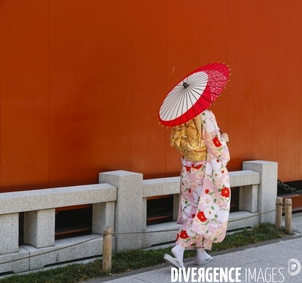 Les femmes aux kimonos du temple senso-ji a tokyo