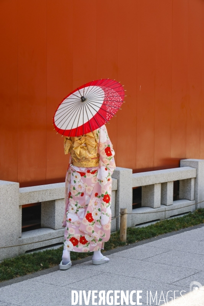 Les femmes aux kimonos du temple senso-ji a tokyo