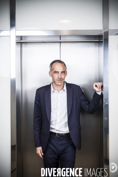 Portrait de raphael glucksmann, politique et essayiste.