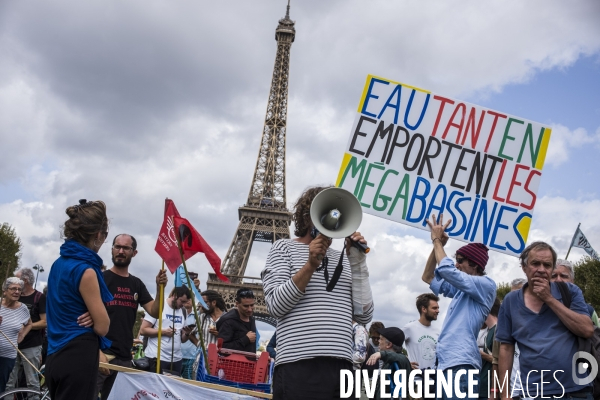 Arrivee du convoi de l eau a paris contre les bassines.