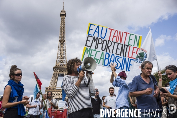 Arrivee du convoi de l eau a paris contre les bassines.