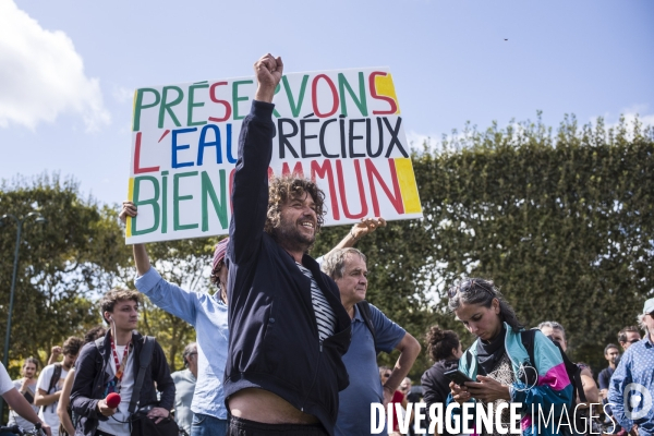 Arrivee du convoi de l eau a paris contre les bassines.