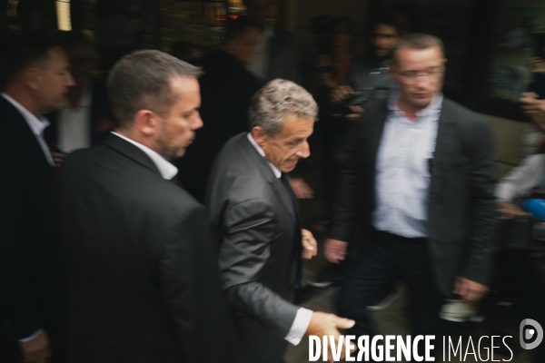 Fra - sarkozy signe son livre - biarritz