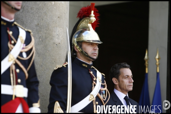 Entretien avec nicolas sarkozy a l elysee pour l emir du qatar .