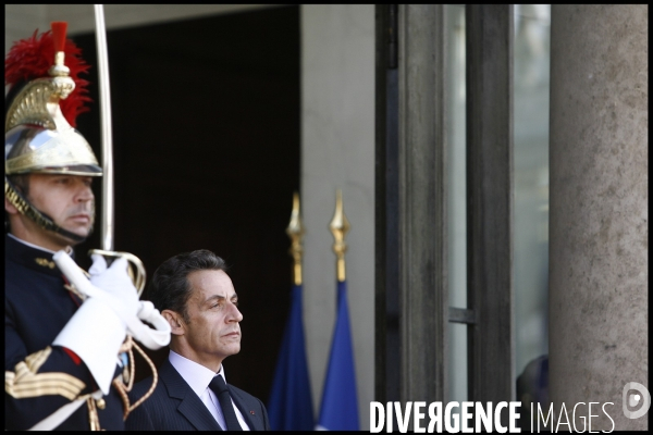 Entretien avec nicolas sarkozy a l elysee pour l emir du qatar .