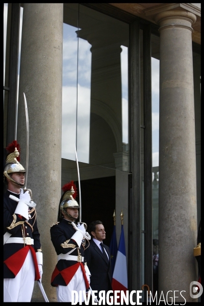 Entretien avec nicolas sarkozy a l elysee pour l emir du qatar .