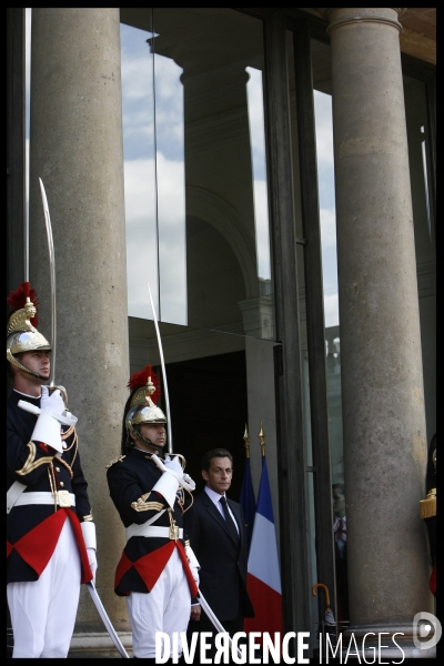 Entretien avec nicolas sarkozy a l elysee pour l emir du qatar .