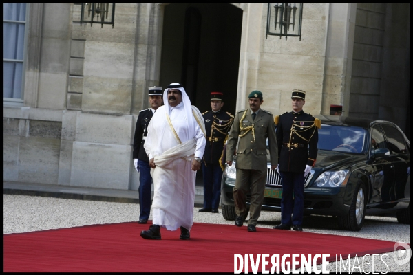 Entretien avec nicolas sarkozy a l elysee pour l emir du qatar .