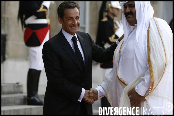 Entretien avec nicolas sarkozy a l elysee pour l emir du qatar .