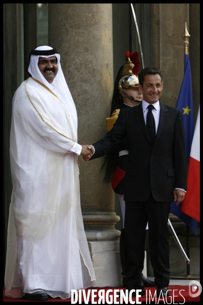 Entretien avec nicolas sarkozy a l elysee pour l emir du qatar .