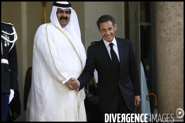 Entretien avec nicolas sarkozy a l elysee pour l emir du qatar .