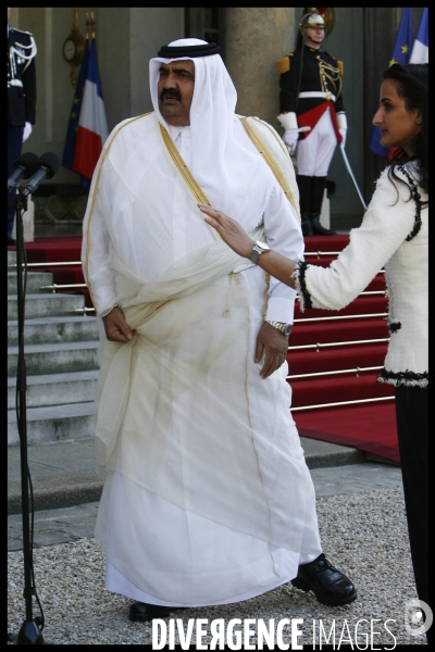 Entretien avec nicolas sarkozy a l elysee pour l emir du qatar .