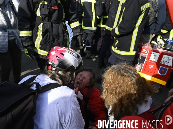 STREET MEDICS sur une manifestation du 1er mai 2023 et contre la réforme des retraites, Paris.