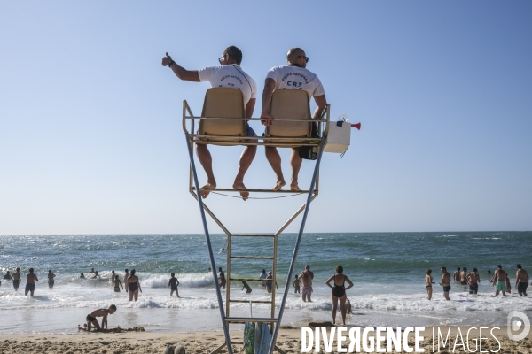 Maître nageur et sauveteur CRS sur une plage de sable fin en Nouvelle-Aquitaine