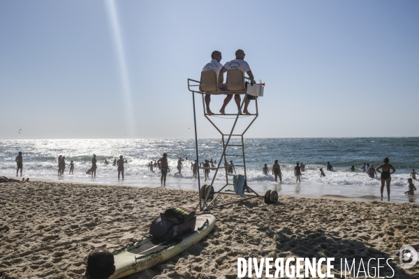 Maître nageur et sauveteur CRS sur une plage de sable fin en Nouvelle-Aquitaine