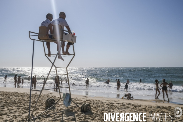 Maître nageur et sauveteur CRS sur une plage de sable fin en Nouvelle-Aquitaine