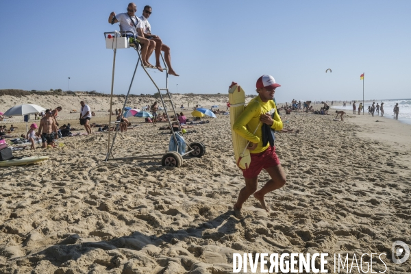 Maître nageur et sauveteur CRS sur une plage de sable fin en Nouvelle-Aquitaine
