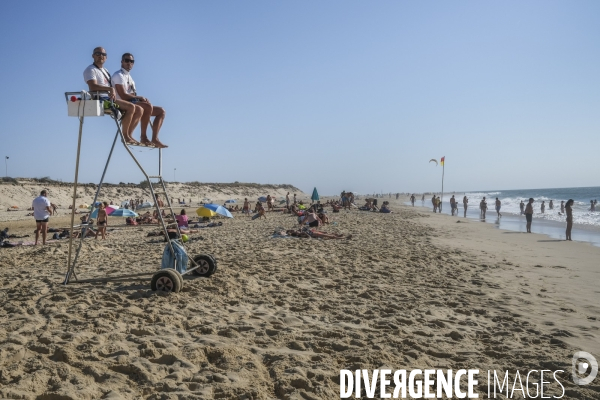 Maître nageur et sauveteur CRS sur une plage de sable fin en Nouvelle-Aquitaine