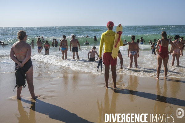 Maître nageur et sauveteur CRS sur une plage de sable fin en Nouvelle-Aquitaine