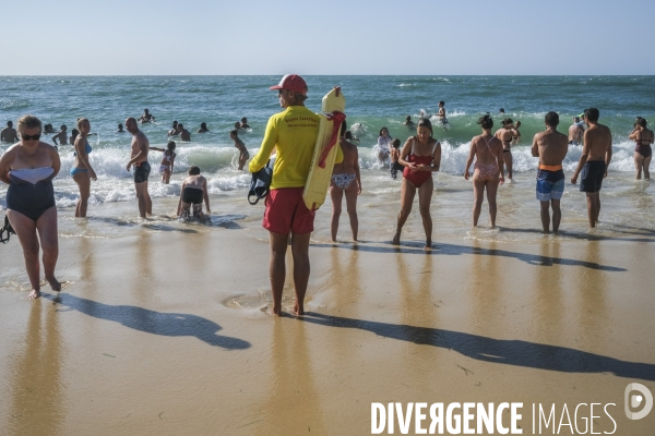 Maître nageur et sauveteur CRS sur une plage de sable fin en Nouvelle-Aquitaine