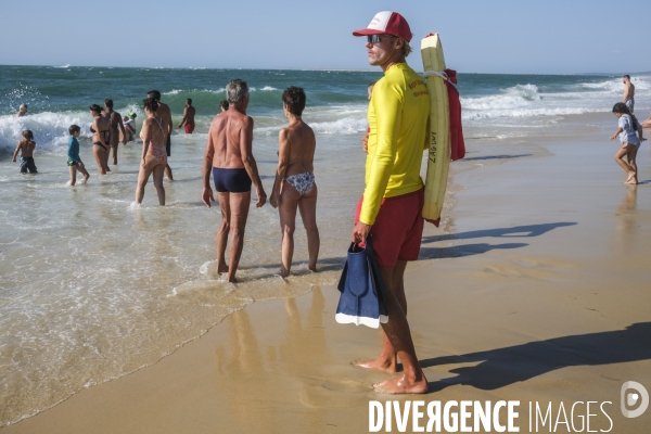 Maître nageur et sauveteur CRS sur une plage de sable fin en Nouvelle-Aquitaine