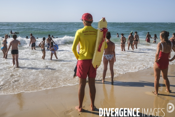 Maître nageur et sauveteur CRS sur une plage de sable fin en Nouvelle-Aquitaine