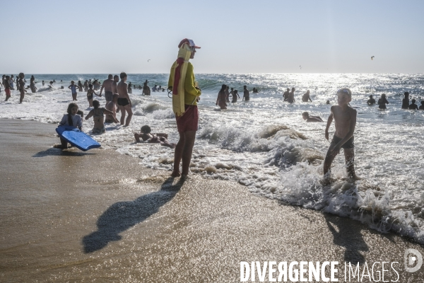Maître nageur et sauveteur CRS sur une plage de sable fin en Nouvelle-Aquitaine